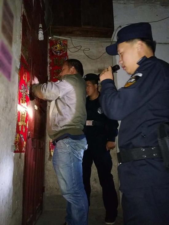 广西粗心妈妈误将幼女锁家中 民警全城寻开锁师傅开门